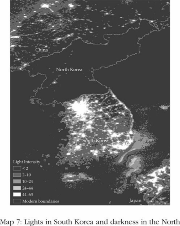 《國家為甚麼會失敗》地圖 7:朝鮮半島夜間衞星圖,南韓燈火通明,北韓一片漆黑
